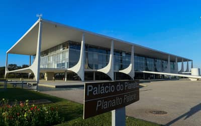 Flávio Bolsonaro e Lula se preparam para o segundo turno da presidência (25 de outubro)