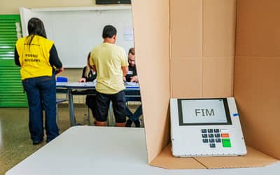 Flávio Bolsonaro lidera pesquisas de segundo turno, mas Lula ainda disputa