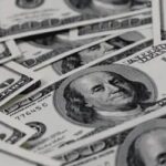 Dólar cai 4,12% na segunda-feira (5), recorde desde 2018