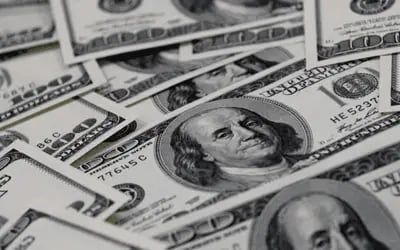 Dólar cai 4,12% na segunda-feira (5), recorde desde 2018