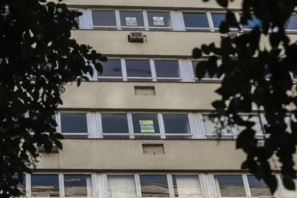 Custo da moradia força brasileiros a cortar gastos essenciais (2026)