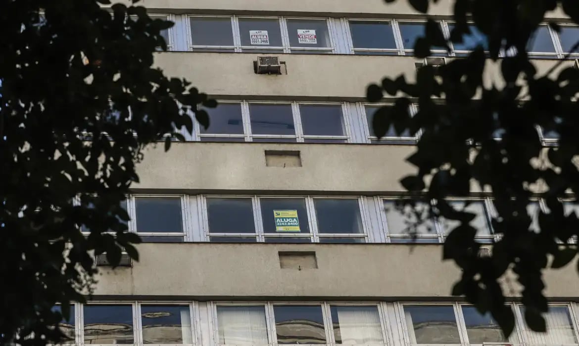 Custo da moradia força brasileiros a cortar gastos essenciais (2026)