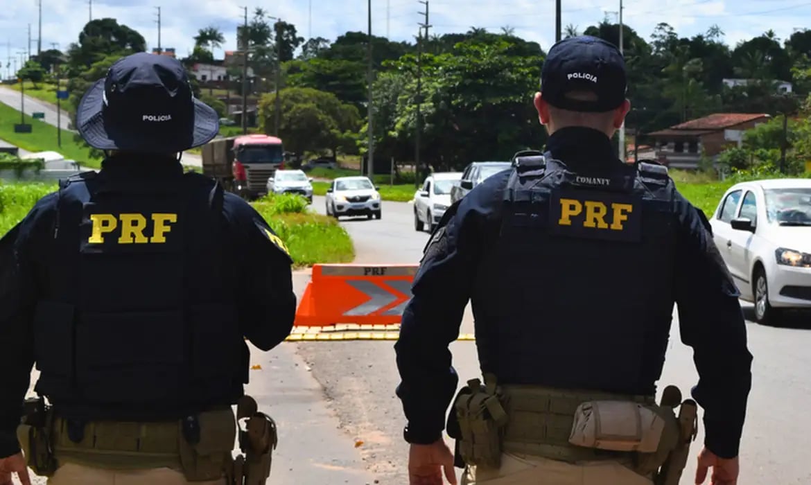 PRF inicia Operação Finados 2026 para combater uso de celular ao volante